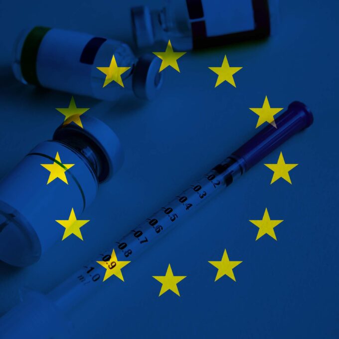 Europese sterren op een blauwe achtergrond waarop medicijnen zijn te zien. Afbeelding is illustratief voor de EU HTAR