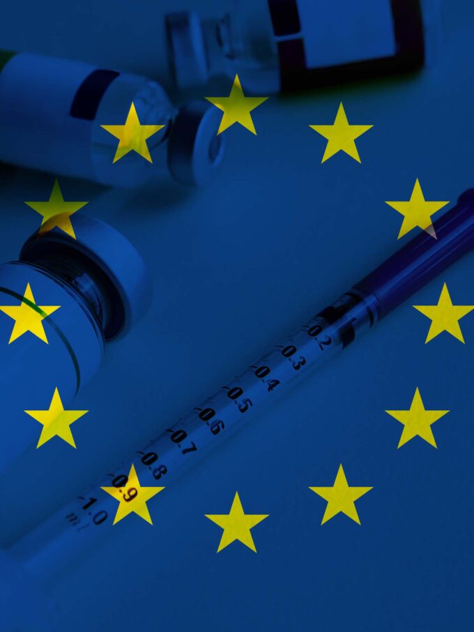 Europese sterren op een blauwe achtergrond waarop medicijnen zijn te zien. Afbeelding is illustratief voor de EU HTAR